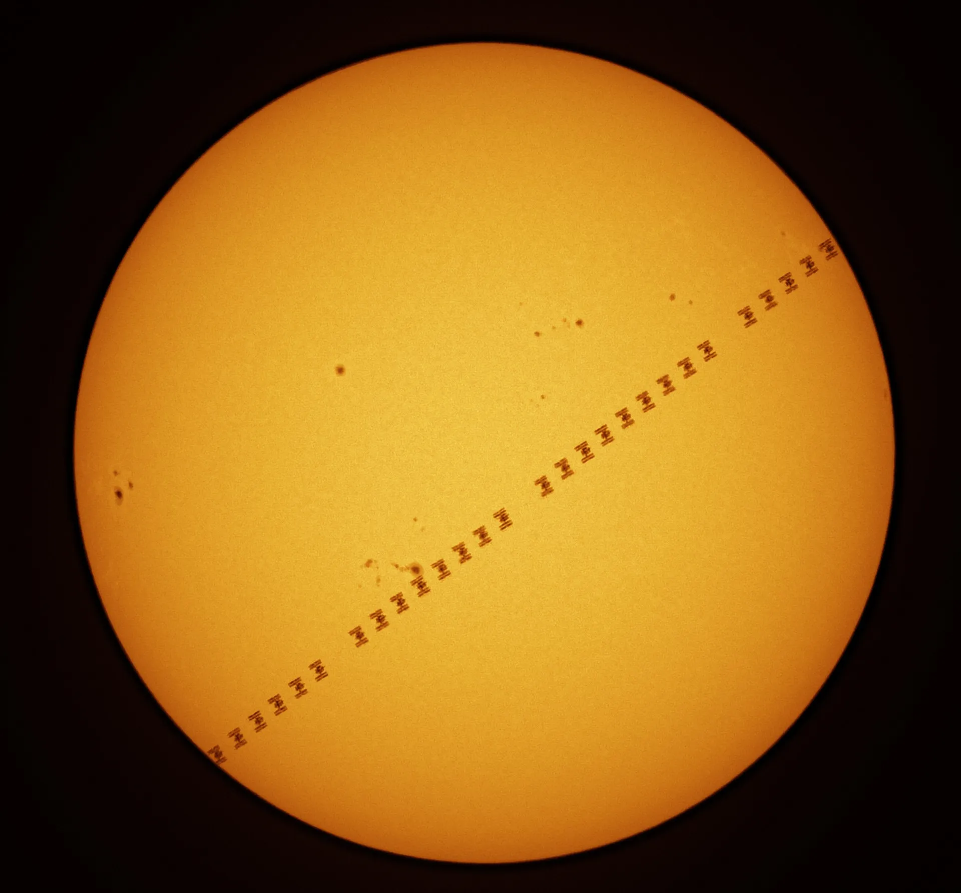 ISS Transit Komposit